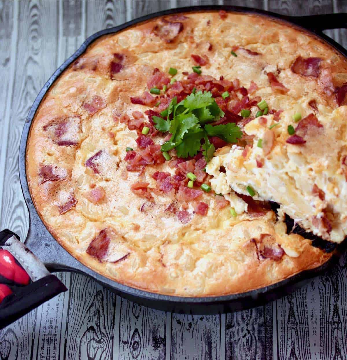 Smokehouse Bacon Mac ‘N Cheese Cornbread Skillet