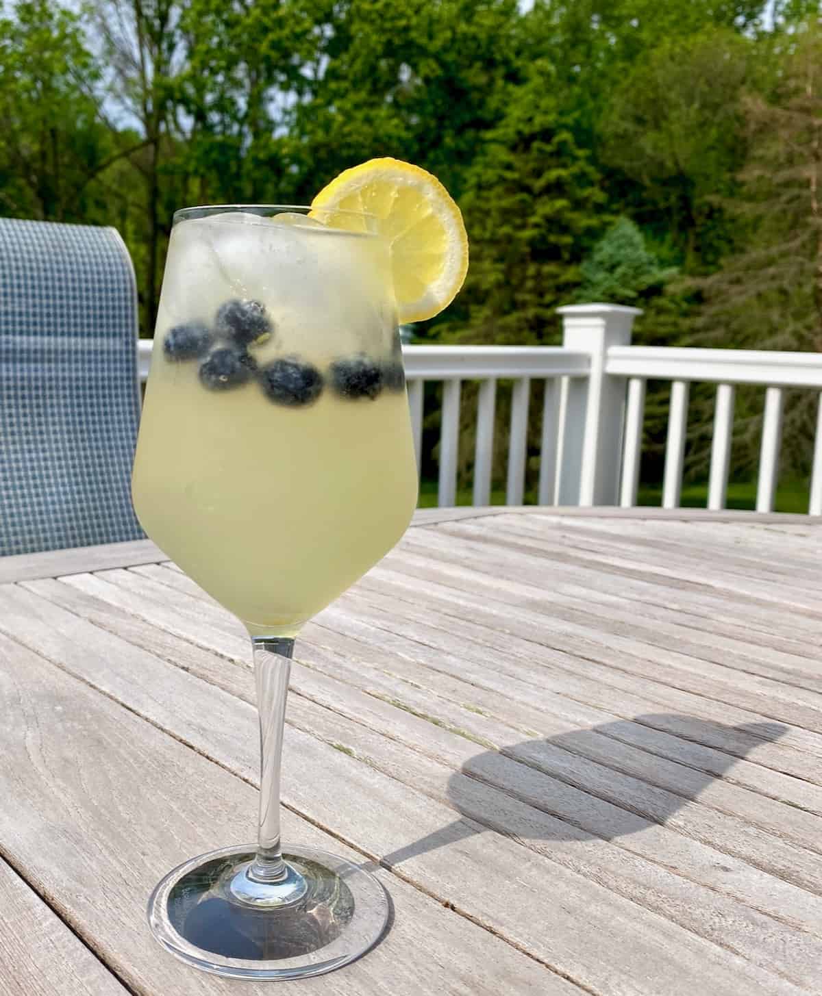 sparkling elderberry lemonade